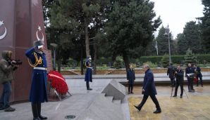 Hakan Fidan Ulu Öndərin məzarını, “Türk şəhidliyi” abidəsini və Şəhidlər xiyabanını ziyarət etdi — foto 1