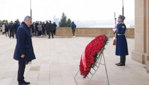 Hakan Fidan Ulu Öndərin məzarını, “Türk şəhidliyi” abidəsini və Şəhidlər xiyabanını ziyarət etdi — foto 3