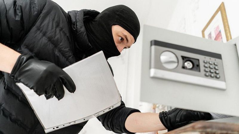 Bakıda lombarda maskalı şəxs silahlı basqın edib