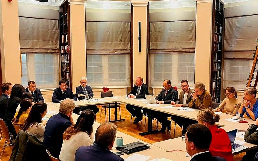 Hikmət Hacıyev RUSI Britaniya İnstitutunda görüş keçirdi