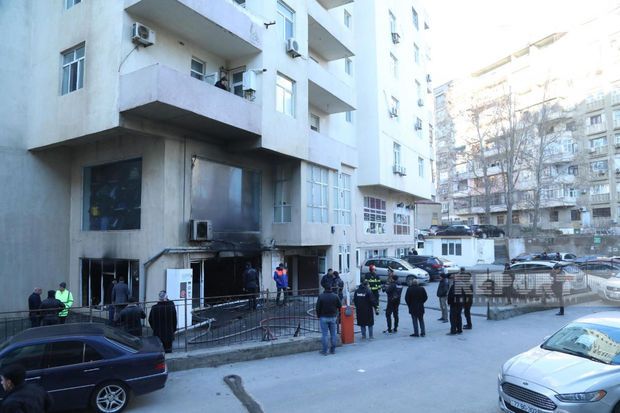 Bakıda çoxmərtəbəli yaşayış binasından yanğın
