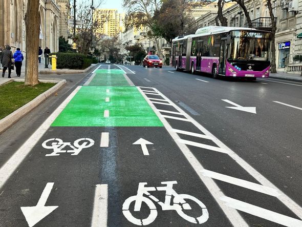 Sürücülərin nəzərinə: Bakıda yol kəsişmələrində yaşıl boya çəkilir