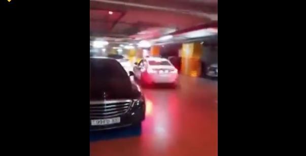 Bakıda qəza törədib polisdən qaçmaq istəyən sürücü parkinqdə 15 dövrə vurdu -     VİDEO