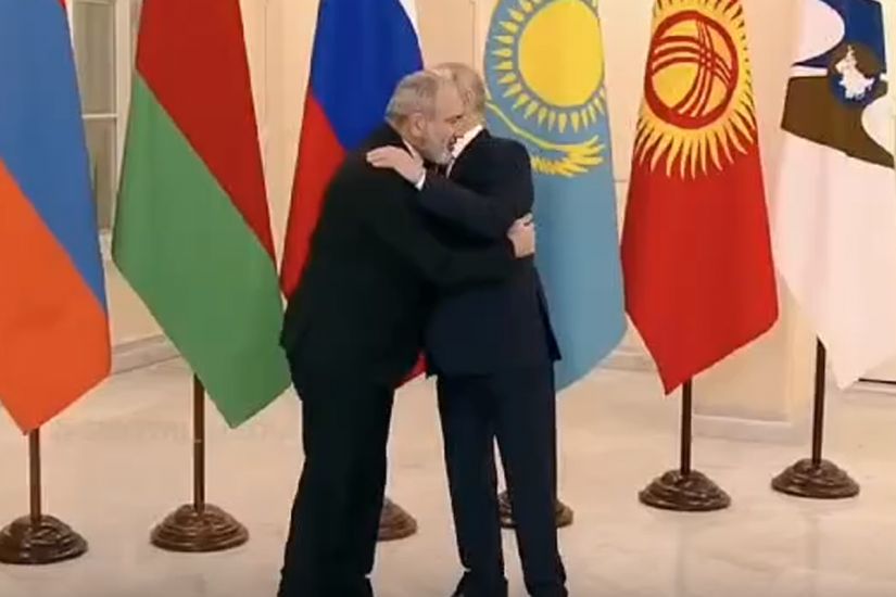 Putin Paşinyanı qarşılayıb -       VİDEO