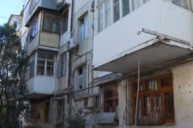 Bakıda yaşayış ola-ola binanın dayaq sütünları sökülüb -     VİDEO