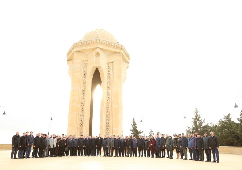 Peşə bayramı münasibətilə Azərbaycan vəkil korpusu Fəxri xiyabanı və Şəhidlər xiyabanını ziyarət edib -   FOTOLAR