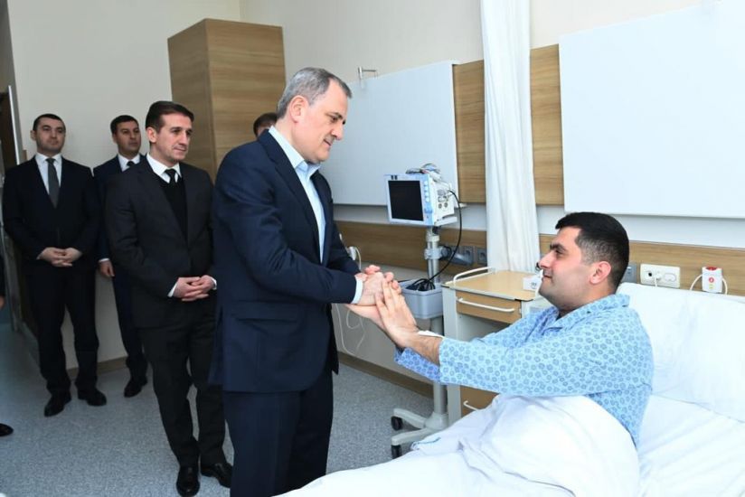 Ceyhun Bayramov Tehranda səfirliyə hücum zamanı yaralananları ziyarət etdi