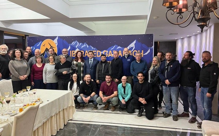 Hikmət Hacıyev azad edilmiş ərazilərə səfər edən beynəlxalq ziyarətçilərlə görüşdü