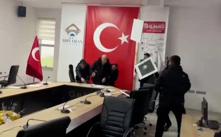 Nazir toplantı keçirən zaman zəlzələ oldu -     VİDEO