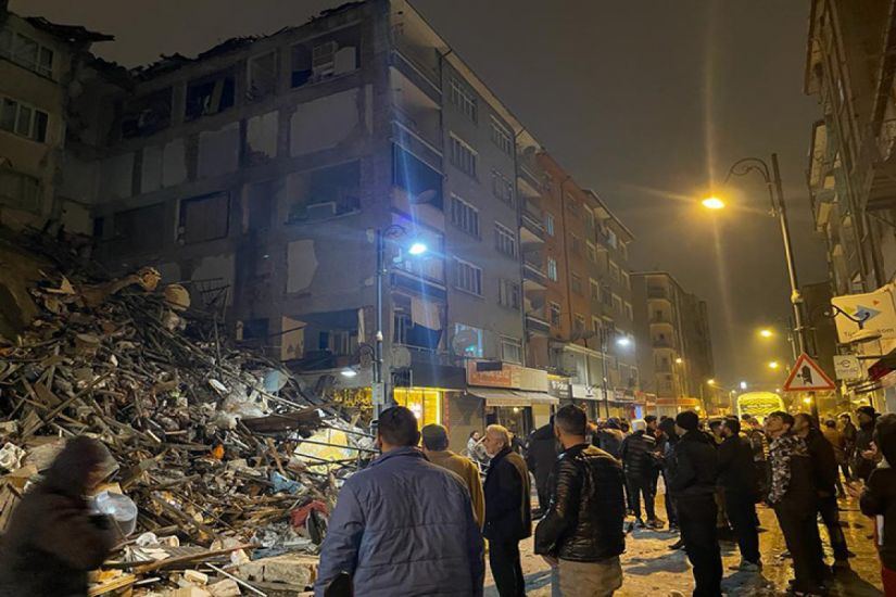 Türkiyədə zəlzələ zamanı bir neçə bina çöküb, ölənlər var –         Beynəlxalq yardım üçün müraciət edildi
