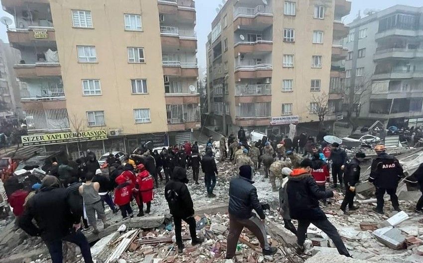 Malatyada xilasedicilər 4 azərbaycanlı tələbəni dağıntılar altından çıxardı