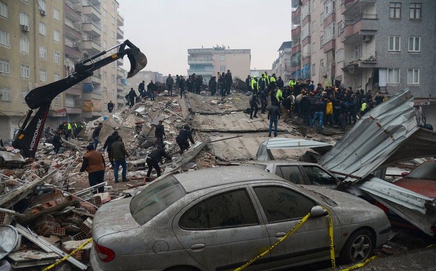 Xilasedicilərimiz Türkiyədə Azərbaycan bulvarı küçəsində dağıntılar altında qalmış 6 nəfərin meyitini çıxarıb