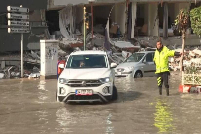 Türkiyənin zəlzələ bölgəsində dənizin səviyyəsi qalxıb, küçələri su basdı