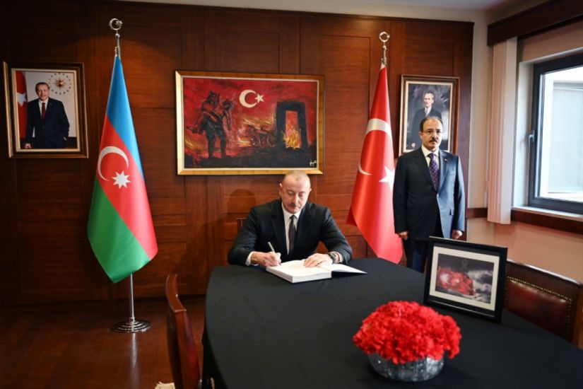 Prezident İlham Əliyev Türkiyə səfirliyində olub, başsağlığı verib -     YENİLƏNDİ