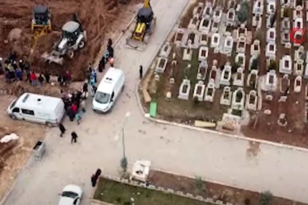 Adıyamanda zəlzələ qurbanlarının kütləvi məzarlığı -       VİDEO