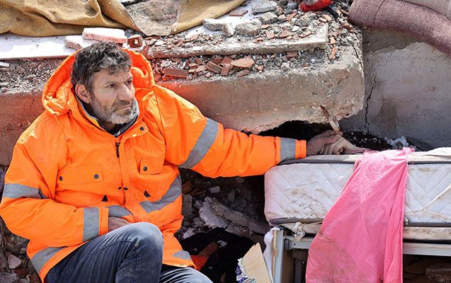 “Qızımı xilas etmək üçün yalın əllərimlə qazdım” -     O fotodakı ata danışdı