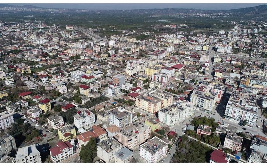 Türkiyədə baş verən növbəti zəlzələdə dağıntılar altında qalanların olduğu bildirilir