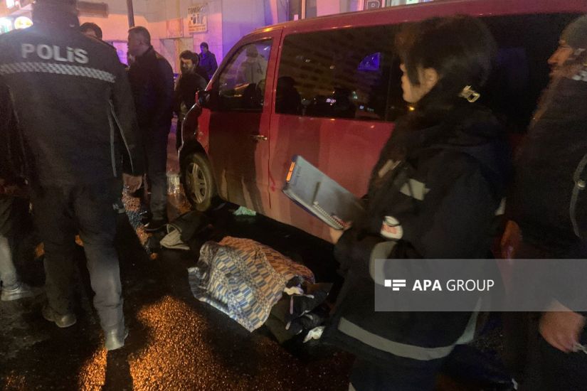Bakıda yanan mikravtobusu söndürmək istəyən sürücü öldü
