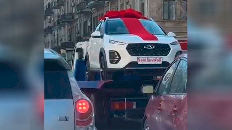 “Sevgililər günü“ndə xanıma verilən hədiyyə Bakıda müzakirə mövzusu oldu -     VİDEO