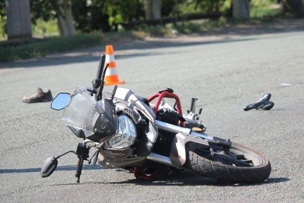 Bakıda motosikletçini avtomobil vurub, daha sonra üzərindən keçib