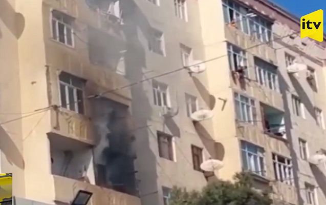 Sumqayıtda yaşayış binası yanır -     VİDEO