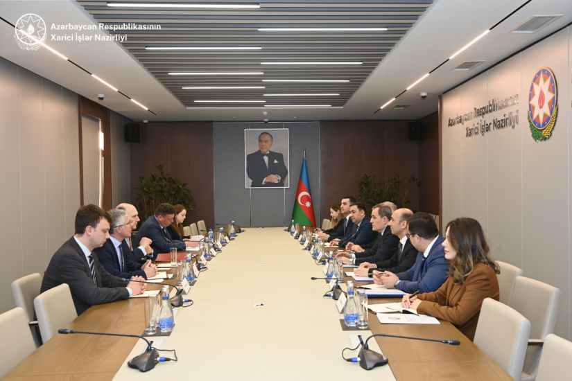 Ceyhun Bayramov britaniyalı nazirlə regional vəziyyəti müzakirə etdi