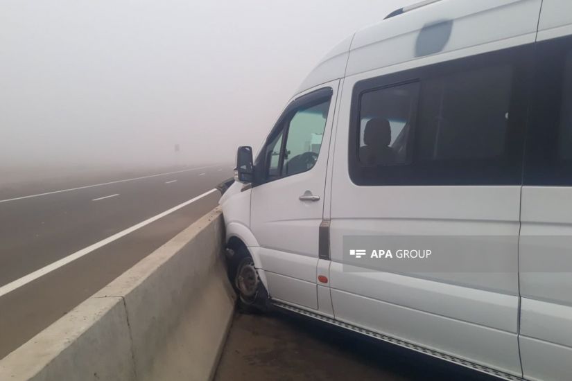 Sabirabadda mikroavtobusla TİR toqquşub, yaralılar var