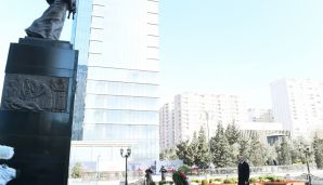 İlham Əliyev Xocalı soyqırımı abidəsini ziyarət etdi -    FOTOLAR — foto 6