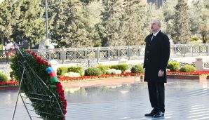 İlham Əliyev Xocalı soyqırımı abidəsini ziyarət etdi -    FOTOLAR — foto 5
