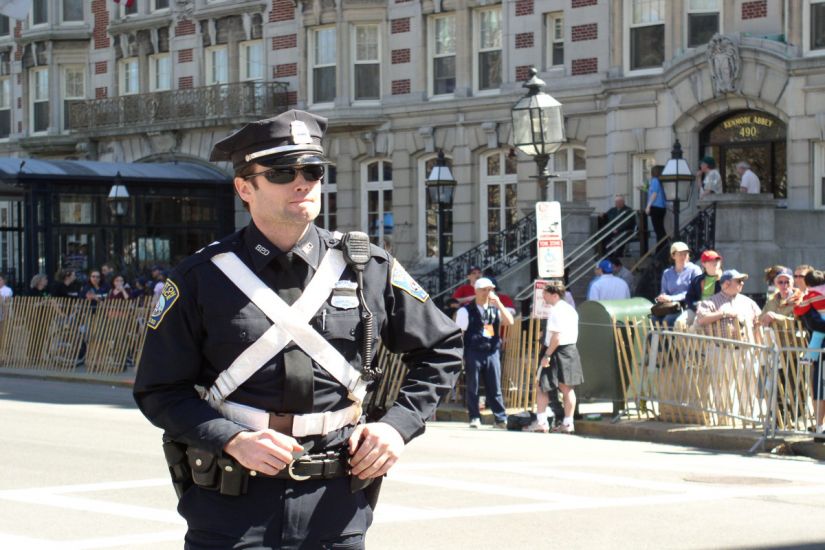 Polis avtomobildə yatan kişini güllələdi