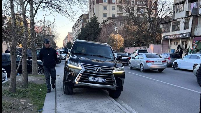 Bakıda səkini zəbt edən bahalı "Lexus"