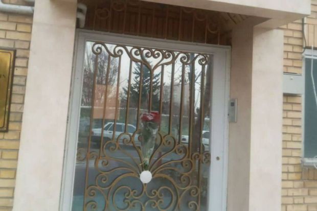 Güney azərbaycanlılar terror aktı ilə əlaqədar Təbrizdəki konsulluğumuzun önünə gül dəstəsi qoyublar -       FOTO