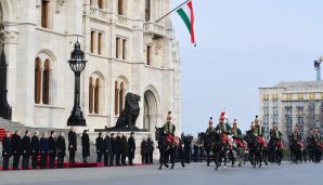 Budapeştdə Azərbaycan Prezidenti İlham Əliyevin rəsmi qarşılanma mərasimi oldu -   FOTOLAR — foto 5