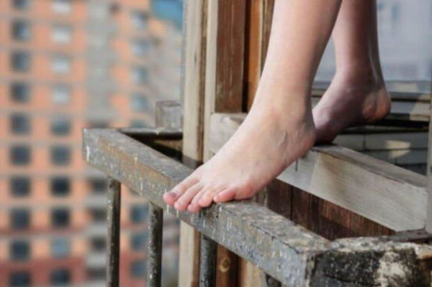 12 yaşlı qız 8-ci mərtəbədən yıxıldı, vəziyyəti ağırdır