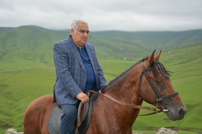 İcra başçısı sakinlərlə görüşə atla getdi