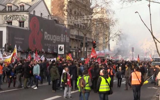 Fransada aksiayçılar bələdiyyə sədrinin evinə hücum etdi