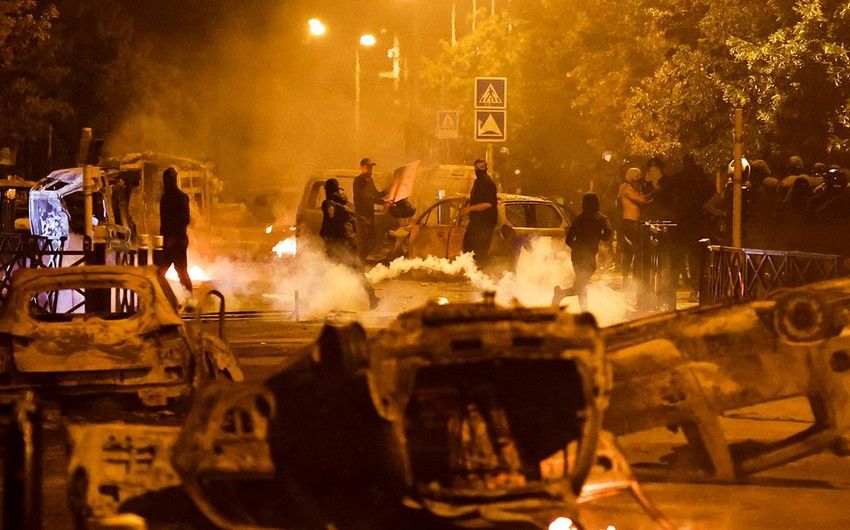Marseldə polislə etirazçılar arasında toqquşma baş verib