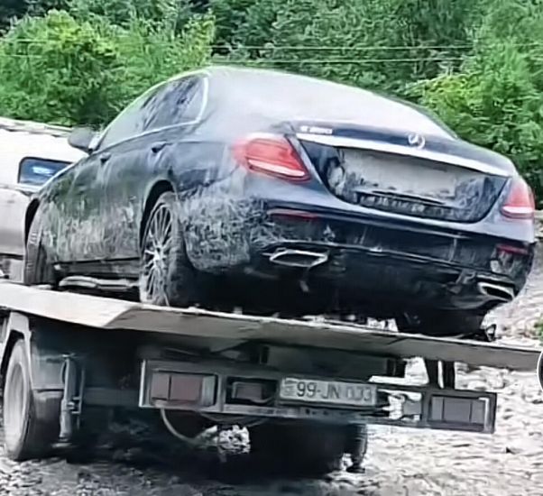İsmayıllıda sel aparan bahalı maşın kimindir? -     FOTO