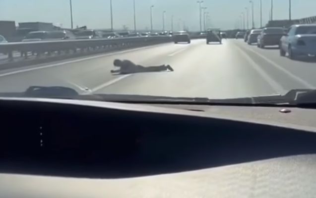 Bakıda kişi yola uzanaraq başını asfalta çırpdı -     VİDEO