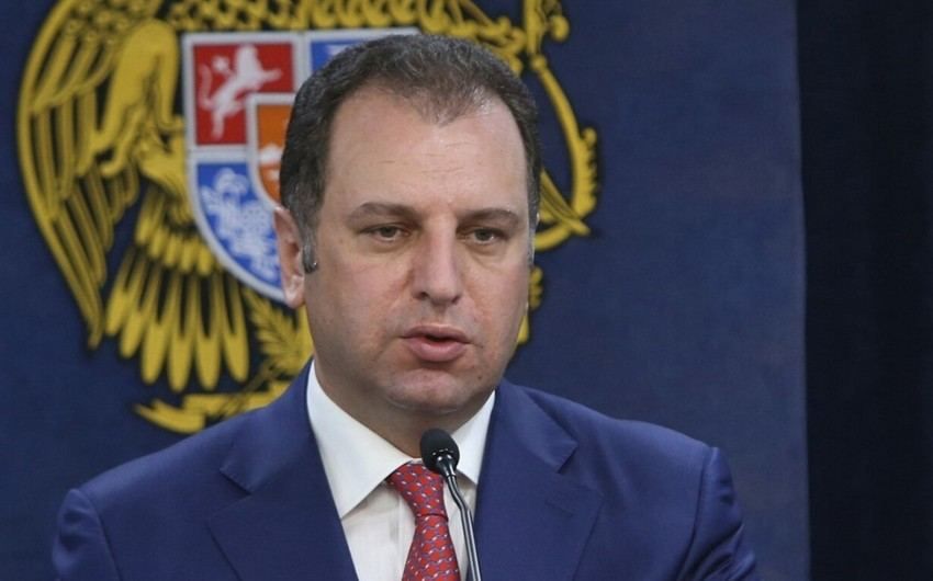 Ermənistan keçmiş müdafiə nazirini beynəlxalq axtarışa verdi