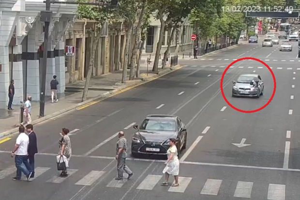 Bakıda keçiddən istifadə etməyən piyadanı avtomobil vurdu -         ANBAAN VİDEO