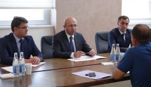 Şəmkir və Gədəbəy şəhərlərinin Baş planlarının icra vəziyyəti müzakirə olundu, hər iki şəhər sakinləri Dövlət Komitəsinin sədri tərəfindən qəbul edildi — foto 1