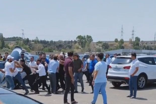 Bakıda “Maşın bazarı”nda kütləvi dava -     VİDEO