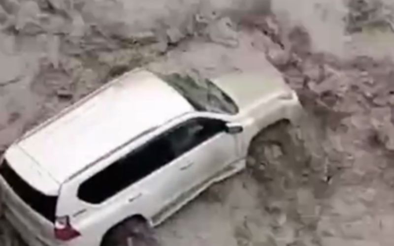 Azərbaycanda sel “Prado”nu apardı -     VİDEO