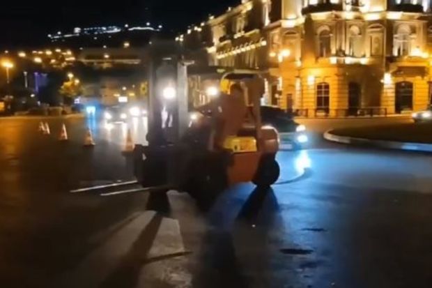 “Azneft dairəsi”ndə avtokarla “avtoş”luq etdi -     VİDEO
