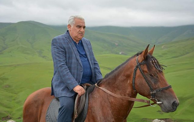"Fermerlə görüşə "Maybach"la getməliydim?" -     Əhəd Abıyevdən at belindəki fotosuna reaksiya - VİDEO