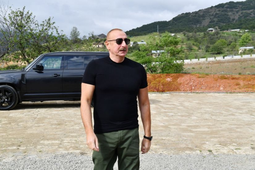 Prezident İlham Əliyev Şuşa rayonunun Daşaltı kəndinin yenidən qurulması ilə bağlı görüləcək işlərlə tanış olub