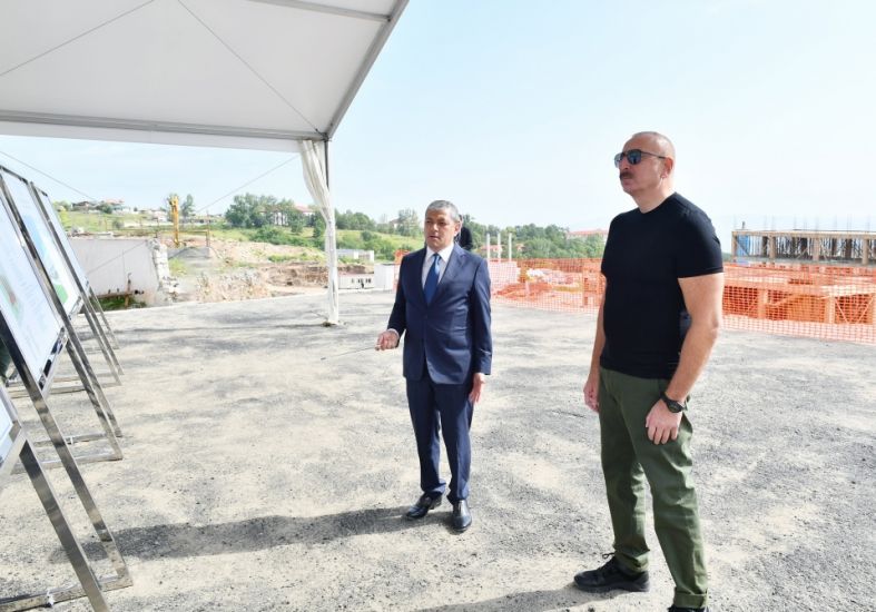 Prezident İlham Əliyev Şuşa şəhər xəstəxanasının binasında tikinti işlərinin gedişi ilə tanış olub