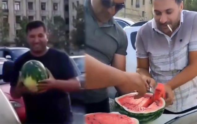 Saatlarla tıxacda qalan sürücülər qarpız kəsib yedilər -     VİDEO