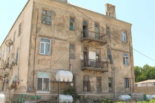 Bakıda yaşayış binası qəzalı vəziyyətdədir:     Sakinlər qorxu içində yaşayırlar - VİDEO
